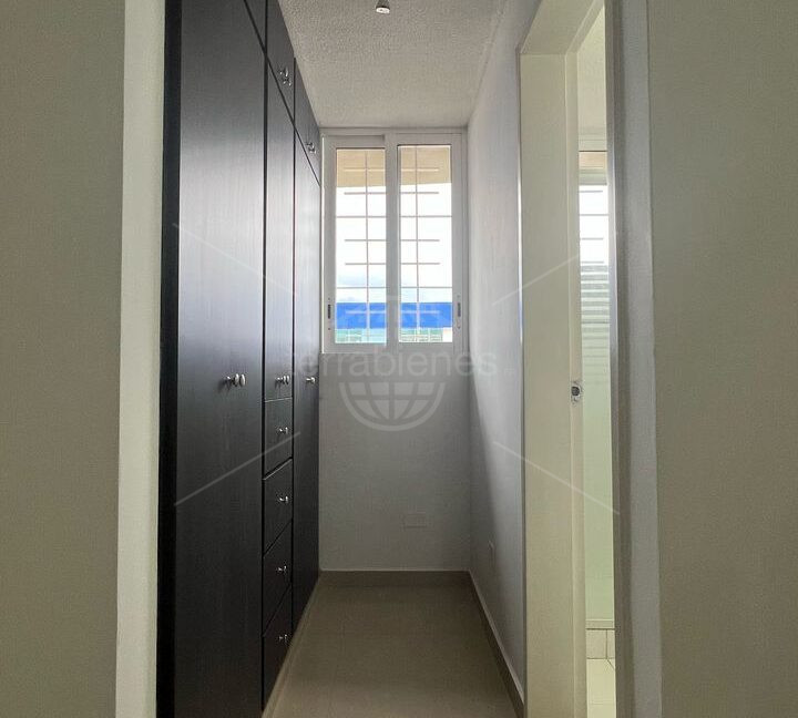 Closet-Entrada del Baño